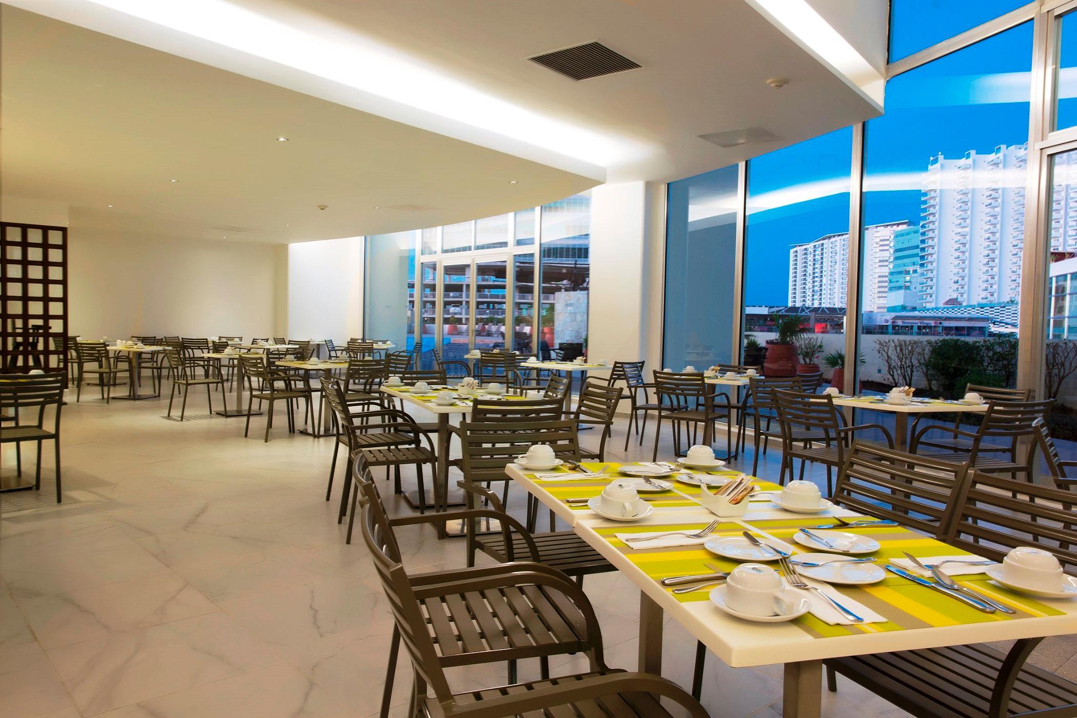 Krystal Urban Cancun & Beach Club Екстериор снимка